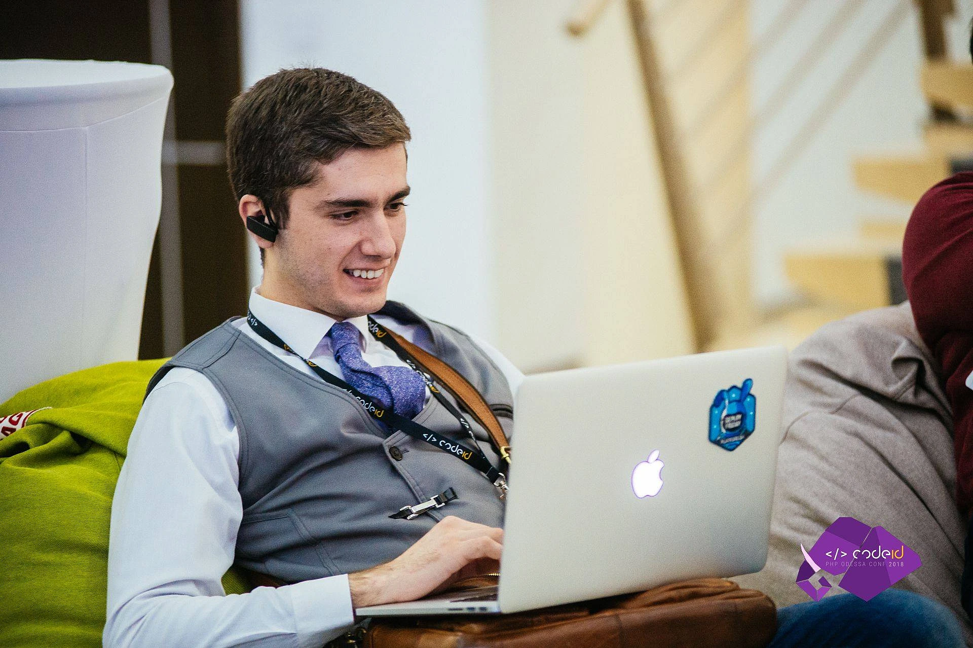 Dmitry Cherchel arbeitet am Laptop auf der CodeID PHP Odessa Conf 2018.